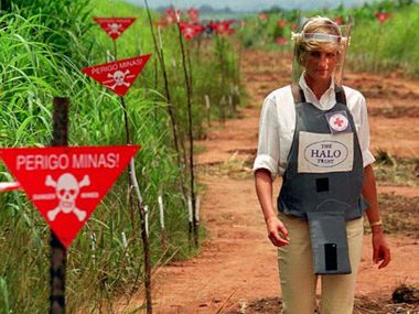 Diana Spencer in Angola highlighting the danger of land mines.