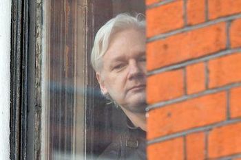 Julian-assange-embassy.jpg