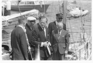 Prinz Philip segelt auf der Segelyacht BLOODHOUND (brit.) zur Kieler Woche 1966.jpg