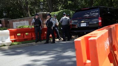 Police guarding the hotel at the 2017 Bilderberg.jpg