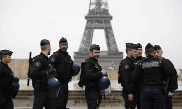 Eiffel tower police.jpg