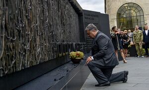 Petro Poroshenko visits the Memorial to Victims of Holodomor in Washington, D.C., June 2017 (8).jpg