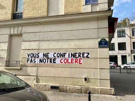 Paris covid lockdown resistance slogan.jpg